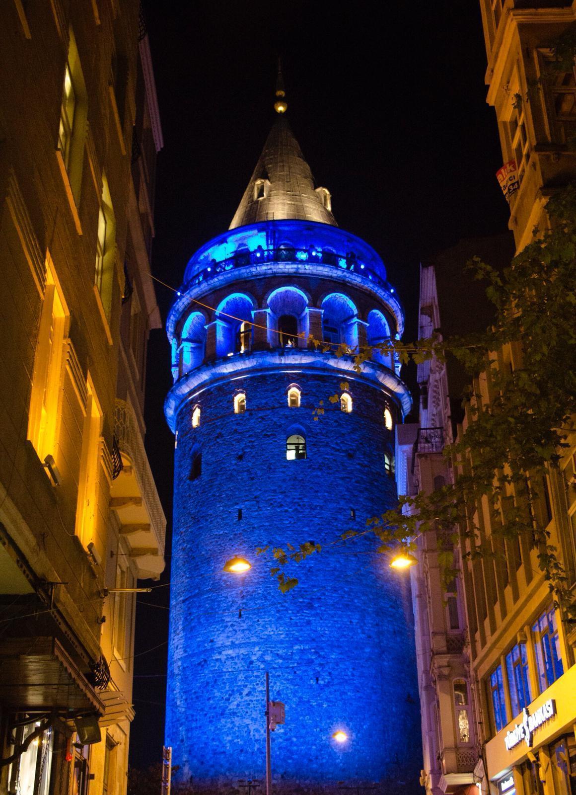 İstanbul çocuklar için maviye büründü