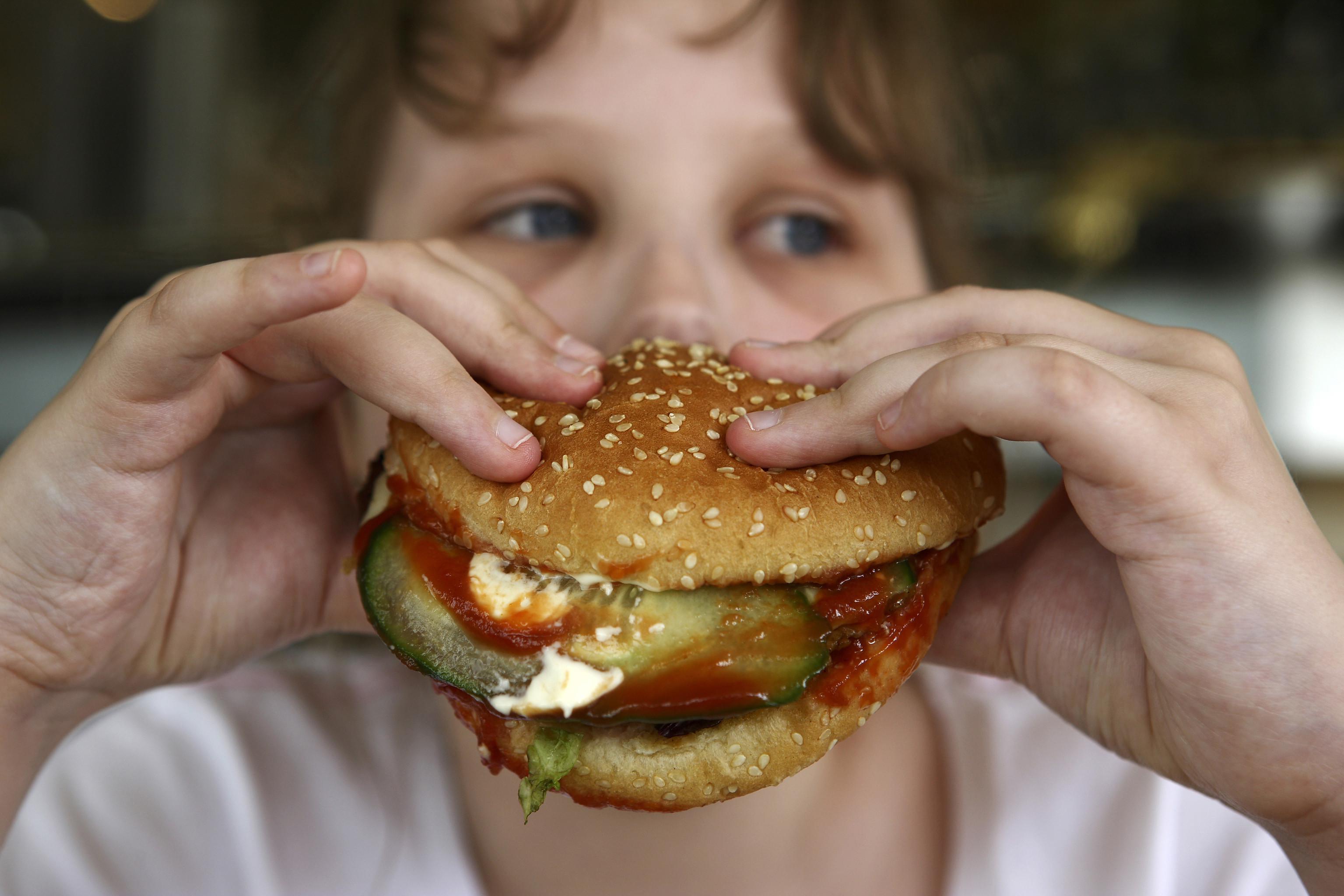 Uzmanlar uyarıyor: Kilolu çocuğu sakın diyete sokmayın