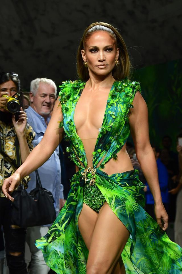 Jennifer Lopezin yeşil elbisesi satışa çıkarıldı