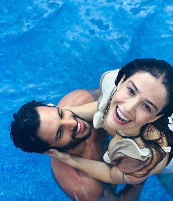 Özge Gürel ve Serkan Çayoğludan havuz pozu