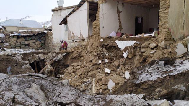 İranda 5,7 büyüklüğündeki yeni deprem Vanda paniğe neden oldu