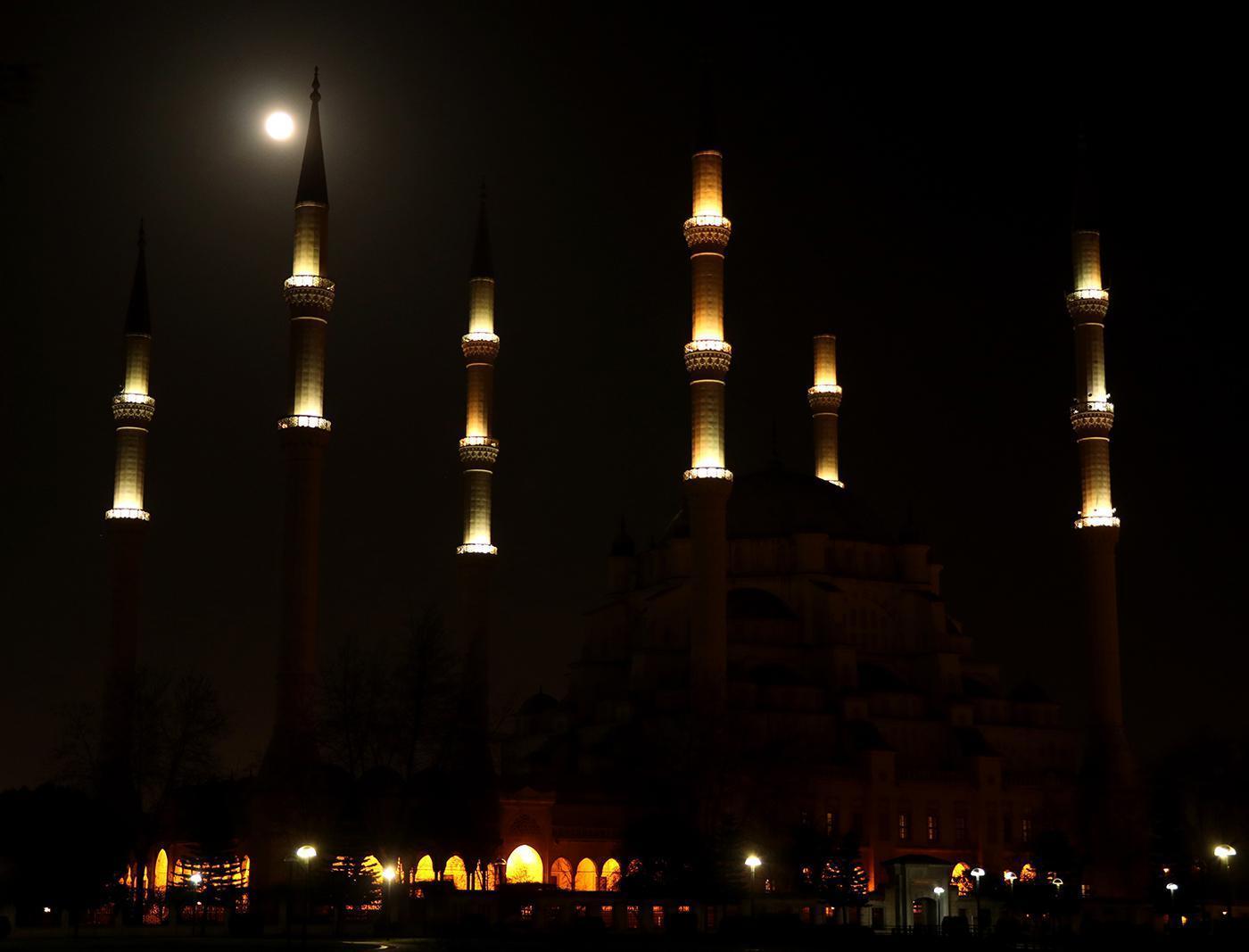 İstanbulda Süper Ay kartpostallık görüntüler oluşturdu