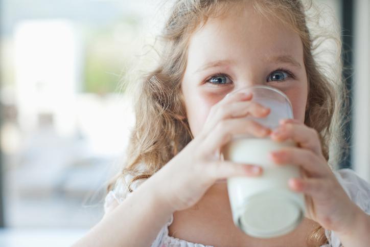 Çocukların bağışıklık sistemini güçlendirmek için süt içirin