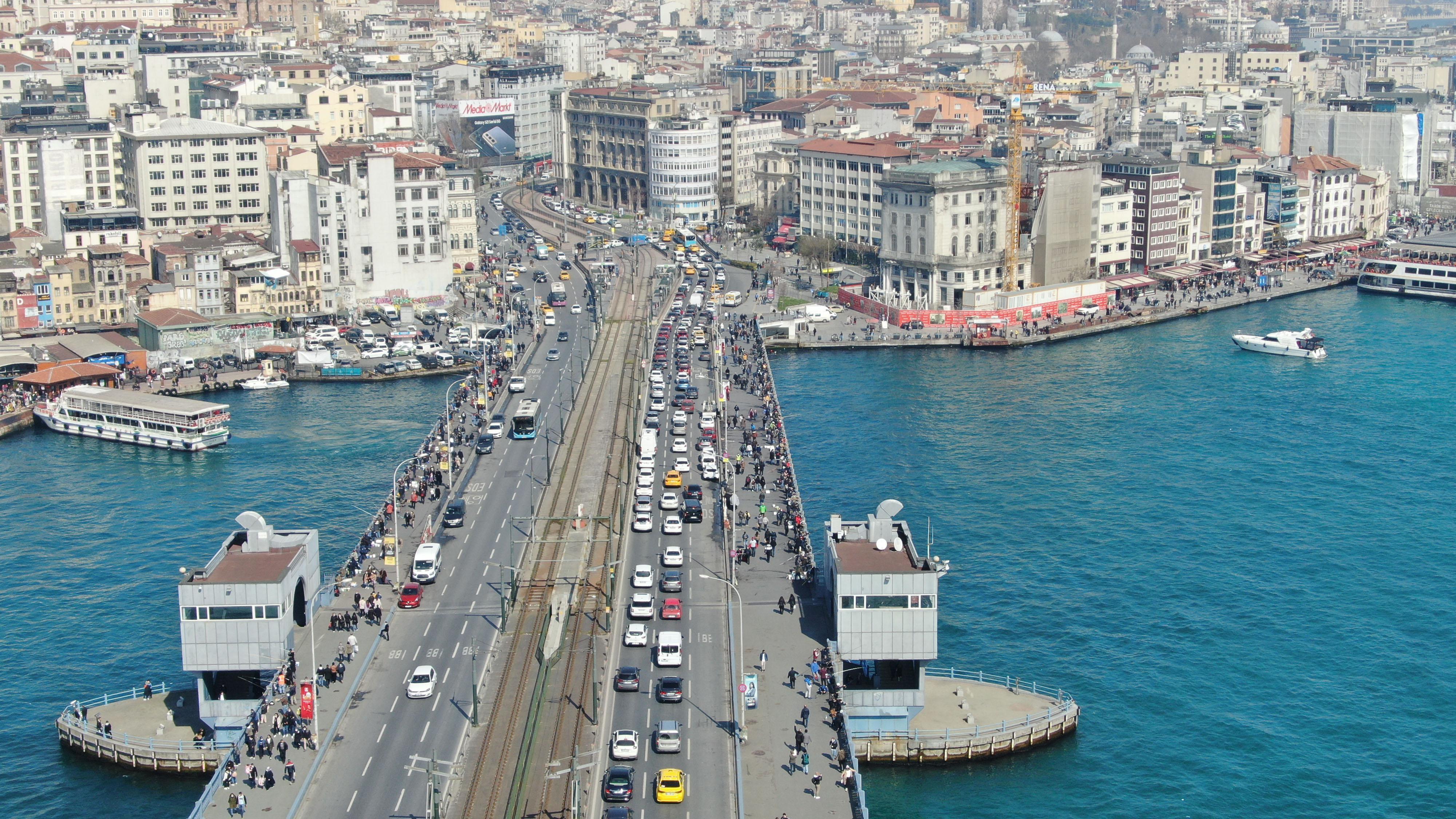 Kısıtlama sonrası İstanbulda meydanlar boş kaldı Aynı yer bir hafta arayla iki farklı manzara