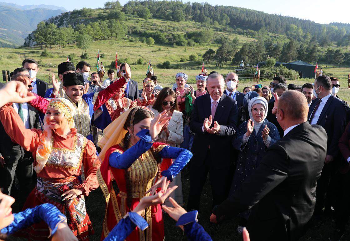 Cumhurbaşkanı Erdoğan, Aliyev ile Şuşada at yarışı izledi