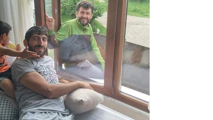 Trabzonlu vatandaş iş makinesinin kepçesinin içine girerek hasta ziyareti yaptı