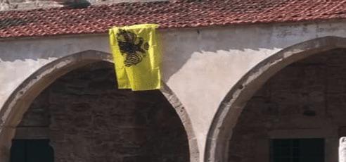 AK Partiden camiye Bizans bayrağı asılmasına sert tepki