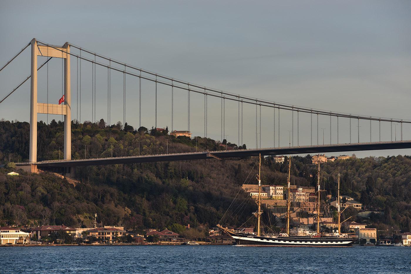 Tarihi gemi Kruzenshtern İstanbul Boğazından geçti