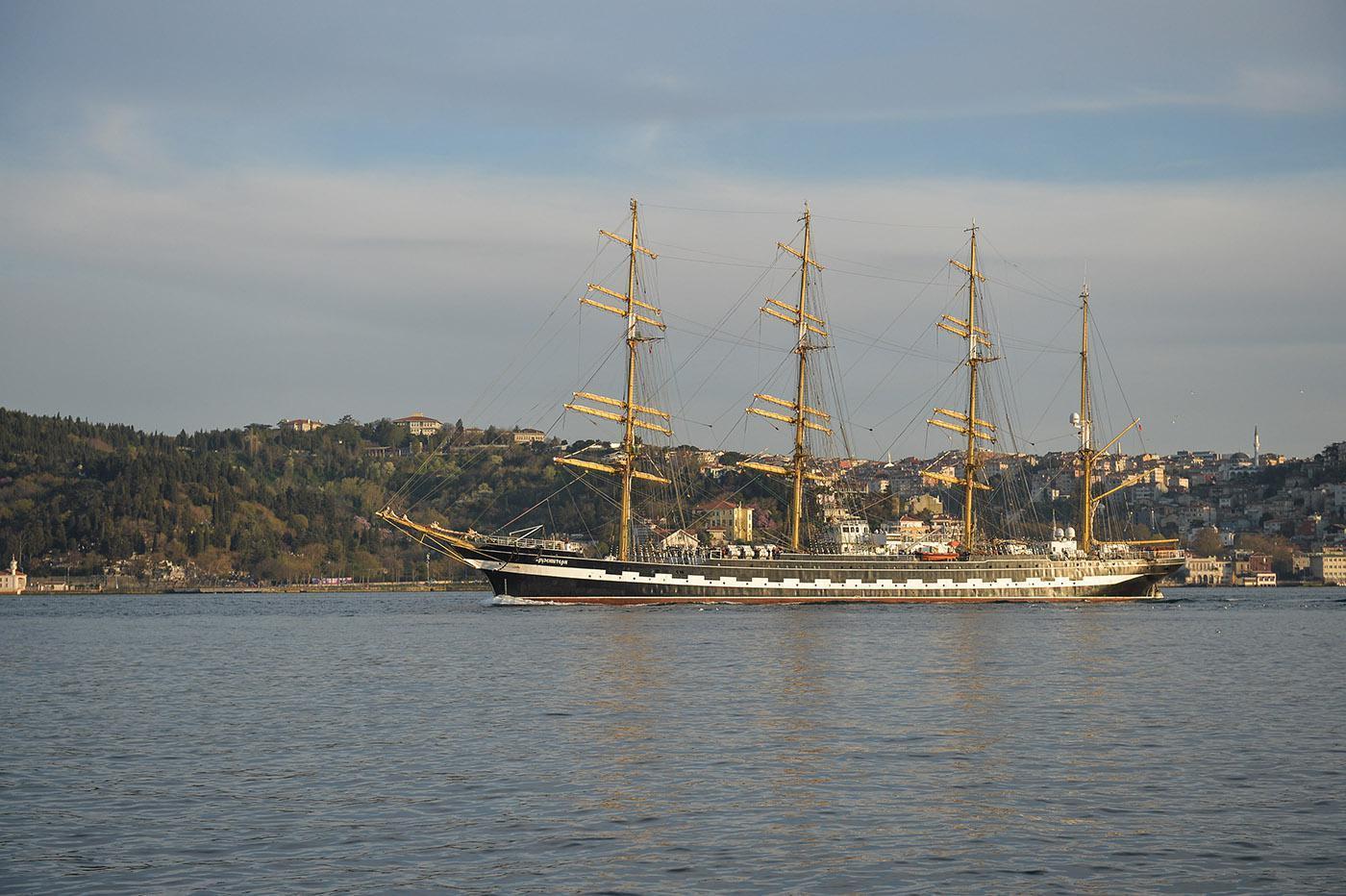 Tarihi gemi Kruzenshtern İstanbul Boğazından geçti