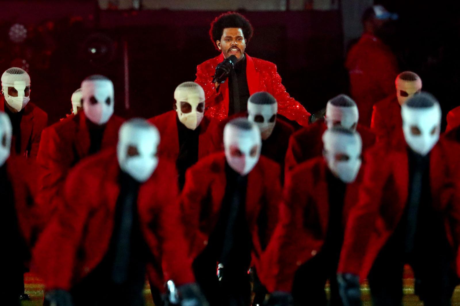 Super Bowl devre arasında The Weekndden Günah Şehri temalı performans