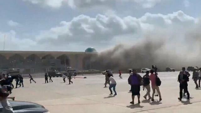 Yemende hükümet yetkililerini taşıyan uçağın inişi sırasında patlama oldu