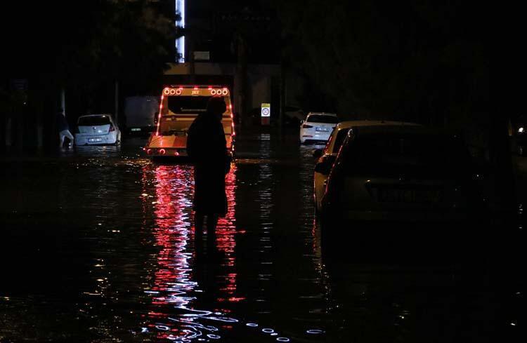 İzmir ve Antalyadaki sel felaketinde acı haberler geldi