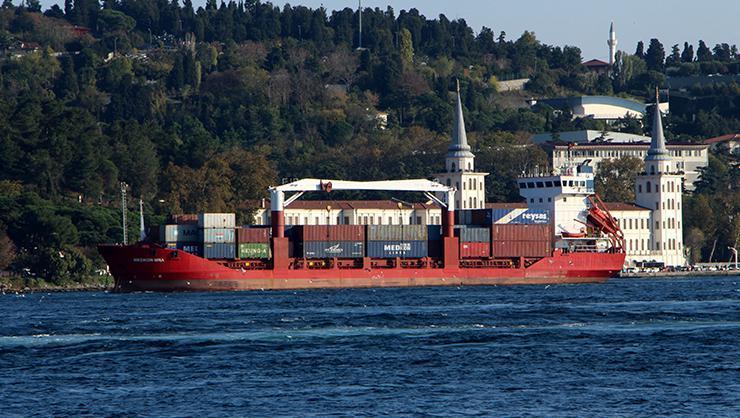 İstanbul Boğazında sürüklenen gemi kıyıya metreler kala durdu