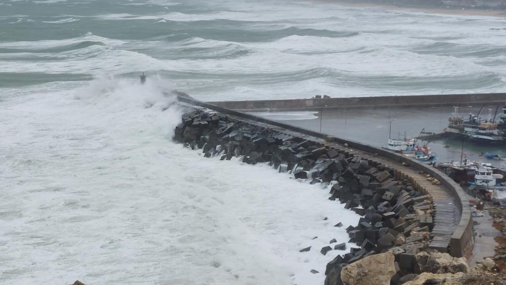 Meteorolojinin uyarısı sonrası İstanbulda dev dalgalar Balıkçılar denize açılamadı