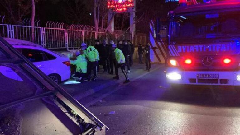 Feci kaza İstanbulda otomobil, otobüs durağına daldı: 1 ölü, 2 yaralı var
