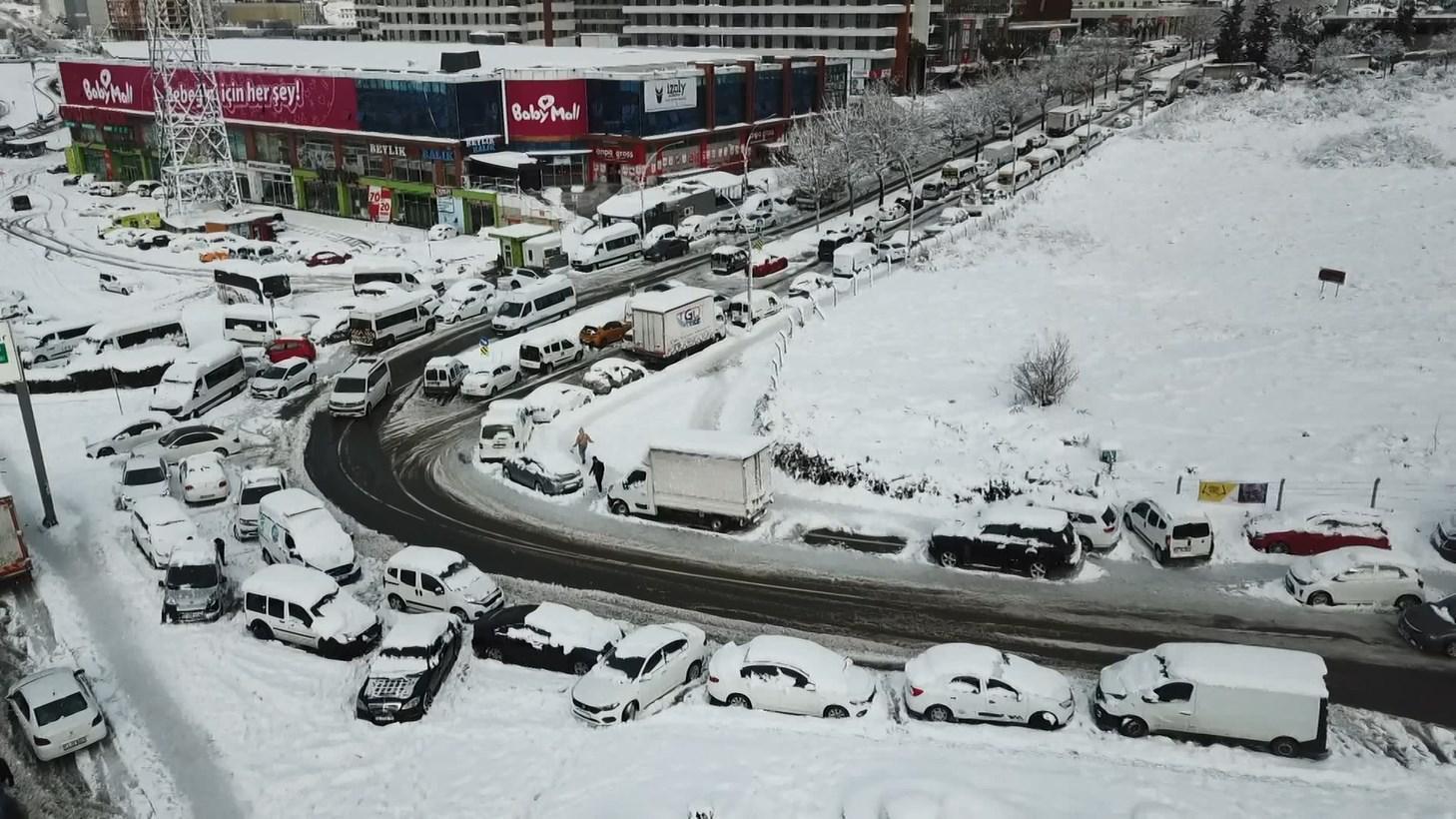 Kar devam edecek Meteorolojiden 32 kente uyarı Yoğun kar yağışı geliyor
