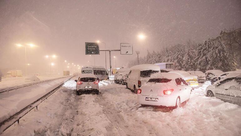 Kar yağışı İstanbul’u fena vurdu İstanbul’da 17 saatlik kar esareti