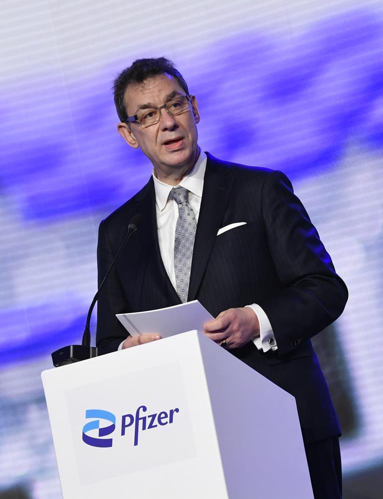 Pfizer CEO’sundan sevindiren açıklama: Birkaç ay içinde normal hayata dönebiliriz