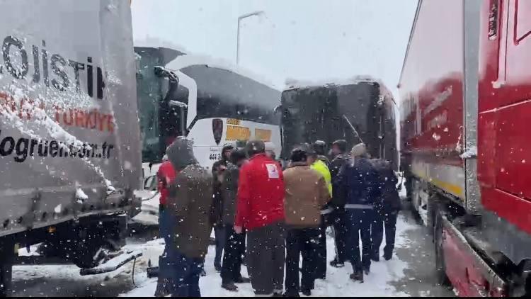 Son dakika: Düzcede TEM Otoyolu İstanbul istikametinde kaza 30 araç birbirine girdi