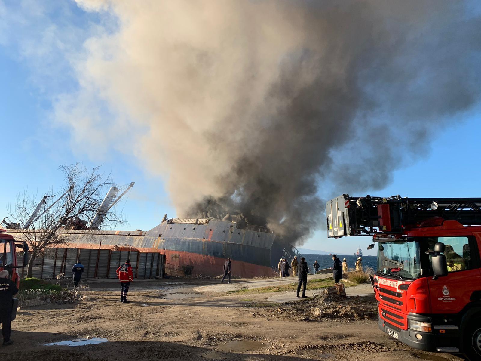 Kartalda yangın Gemi yanıyor İtfaiye ekipleri sevk edildi