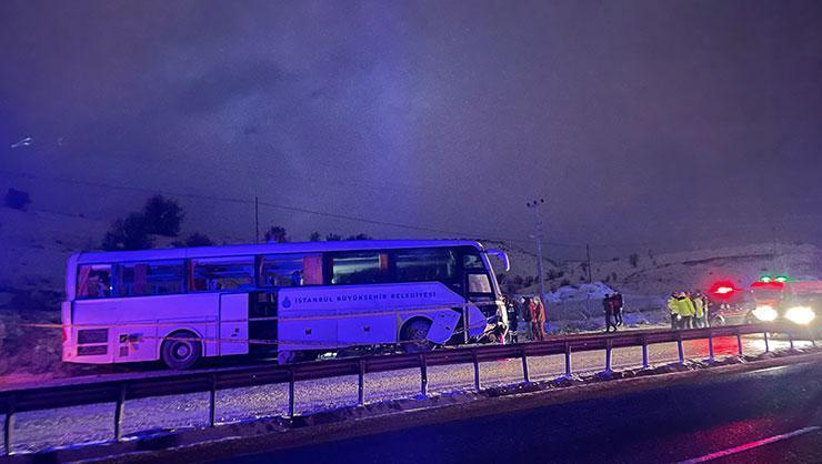 Cenaze ve cenaze yakınlarını taşıyan İBBye ait otobüs devrildi Çok sayıda ölü ve yaralı var