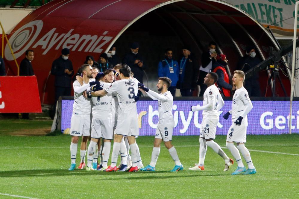 Fenerbahçe, Alanyaspor deplasmanından 3 puanla dönüyor