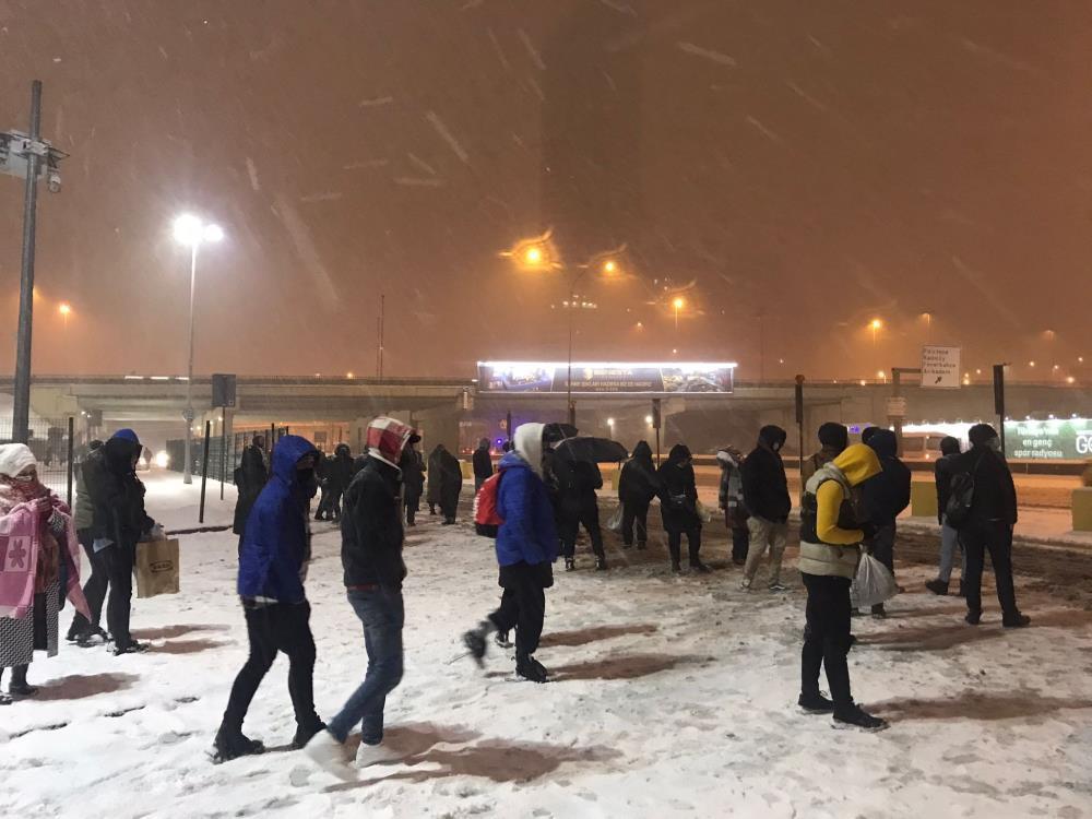 İstanbulda kar aniden bastırdı, vatandaşlar yolda mahsur kaldı
