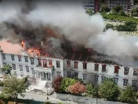 Son dakika: Zeytinburnu Balıklı Rum Hastanesi'nde yangın! Hastalar tahliye edildi