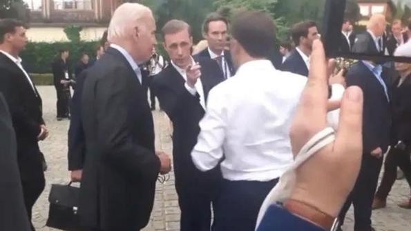 Macron, Bidena kötü haberi verirken kameralara yakalandı