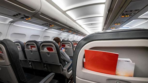 Uçaktaki orta koltuk kolçağı hangi yolcuya ait Kavga ve tazminat nedeni, uzmanlar tek tek açıkladı…