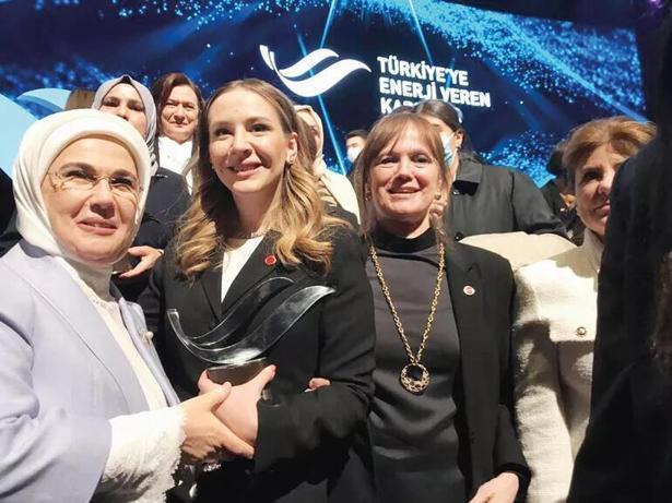 İşte Türkiyenin enerji veren kadınları... Bakan Dönmez: Büyük projelerin altında kadınlarımızın imzası var