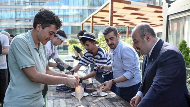 Le ministre Varank 42 a rencontré des jeunes à Istanbul