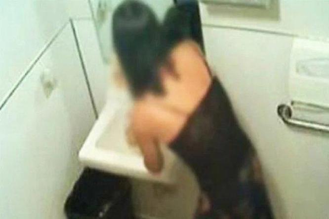 İğrenç olay Ünlü bankanın kadınlar tuvaletinden mikro kamera çıktı