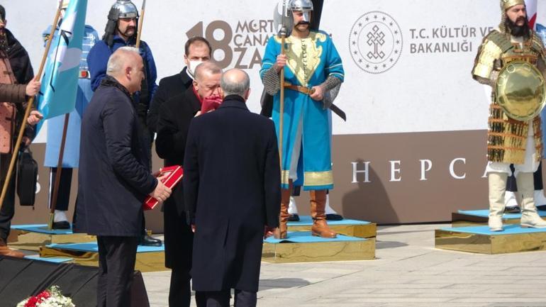 129 yıl sonra Türkiyede Cumhurbaşkanı Erdoğan önce öptü, sonra başına koydu
