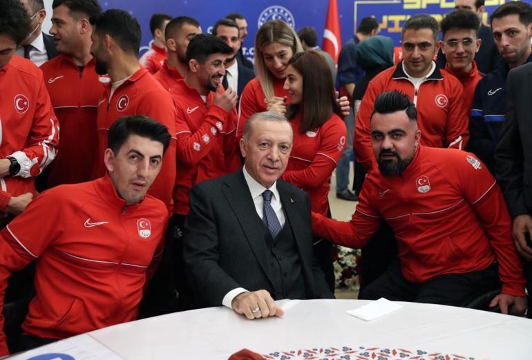 Cumhurbaşkanı Erdoğan sporcularla bir araya geldi: Başarılara imza atacağız