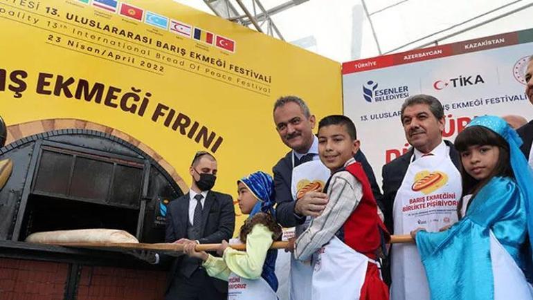 Bakan Özer farklı ülkeden çocuklarla Barış Ekmeği pişirdi