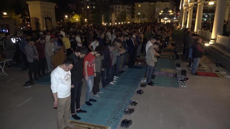 Kadir Gecesinde vatandaşlar camilere akın etti