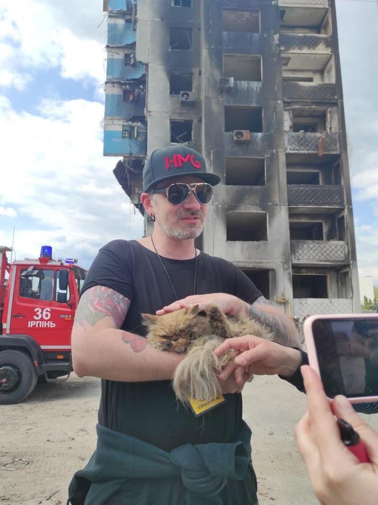 Ukraynada bombalanan apartmanda mahsur kalan kedi böyle kurtarıldı