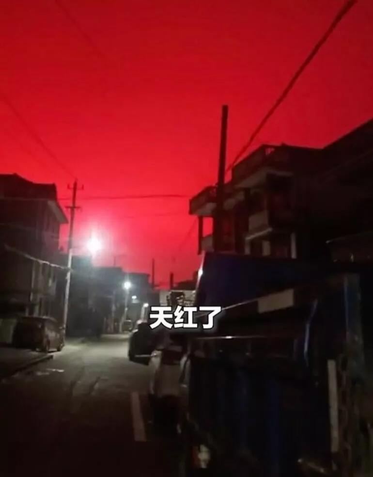 Çinde gökyüzü kırmızıya döndü Bilim insanlarından açıklama geldi
