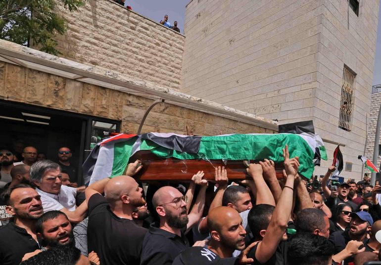Filistinde öldürülen gazetecinin cenazesine İsrail polisinden sert müdahale