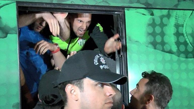 Bursasporlu taraftardan takım kaptanı Burak Altıparmaka saldırı