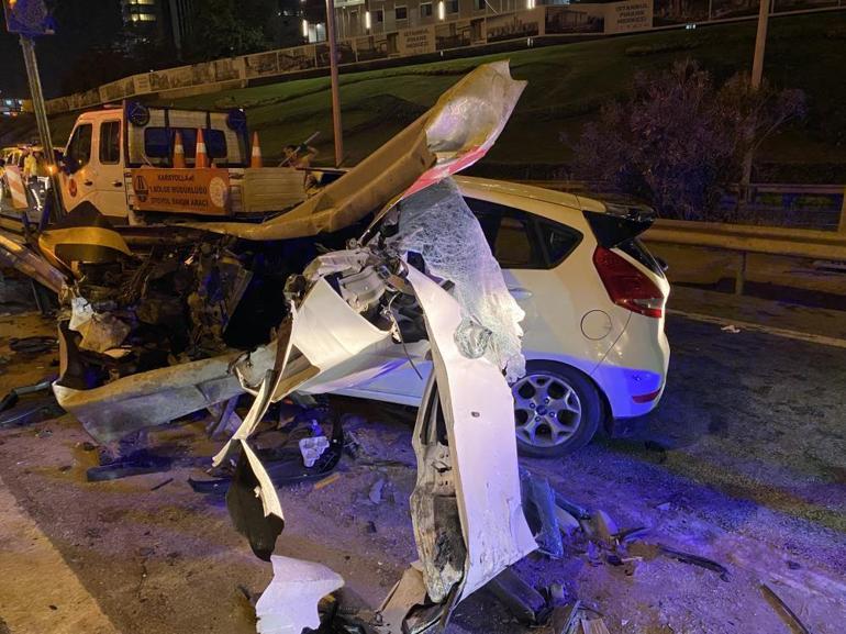 İstanbulda korkunç kaza Bariyerlere ok gibi saplandı