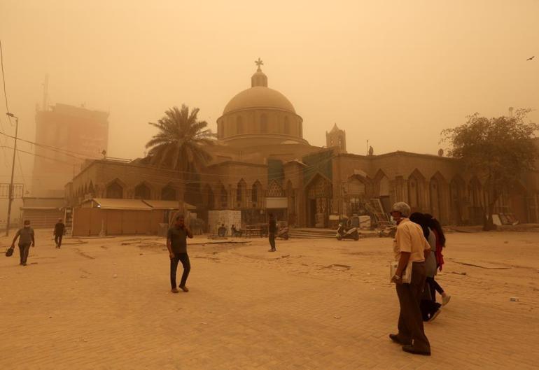 Kum fırtınası alarmı Irak’ta uçuşlar iptal, resmi tatil ilan edildi