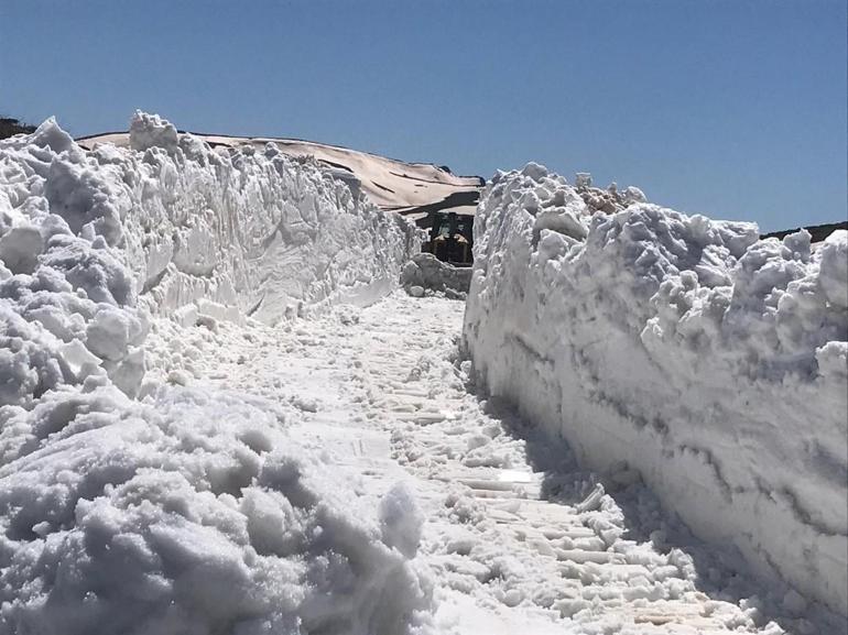 Bu kentte kış bitmiyor, 4 metreyi bulan karlı yollar dozerlerle açılıyor