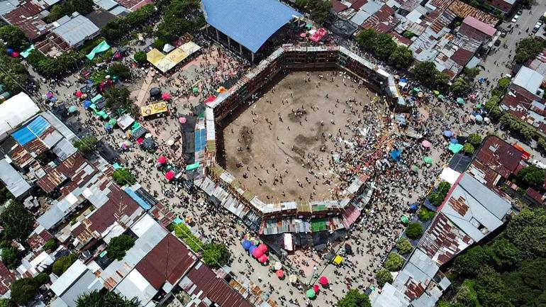 Kolombiyada facia Boğa güreşi etkinliğinde tribün çöktü