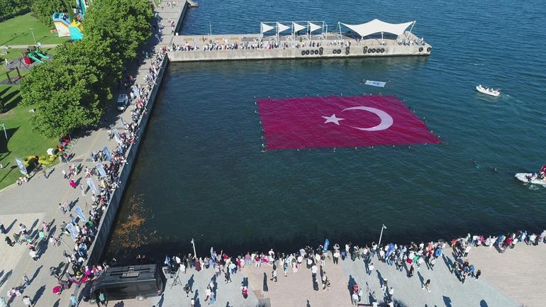 600 metrekarelik Türk bayrağı ile denizde açılan en büyük bayrak rekoru kırdılar