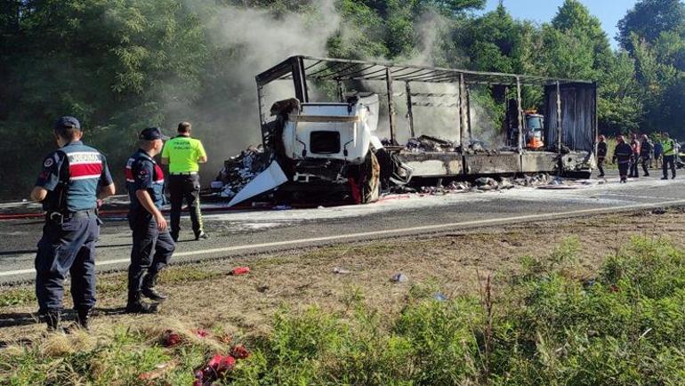 Anadolu Otoyolunda sürücü yanarak can verdi Korkunç kazadan görüntüler...