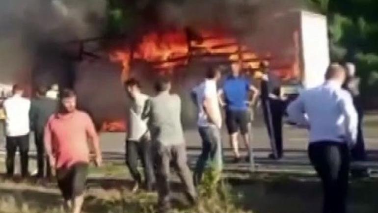 Anadolu Otoyolunda sürücü yanarak can verdi Korkunç kazadan görüntüler...