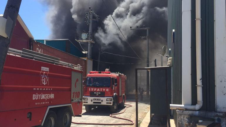 Gebze’de boya fabrikasında yangın