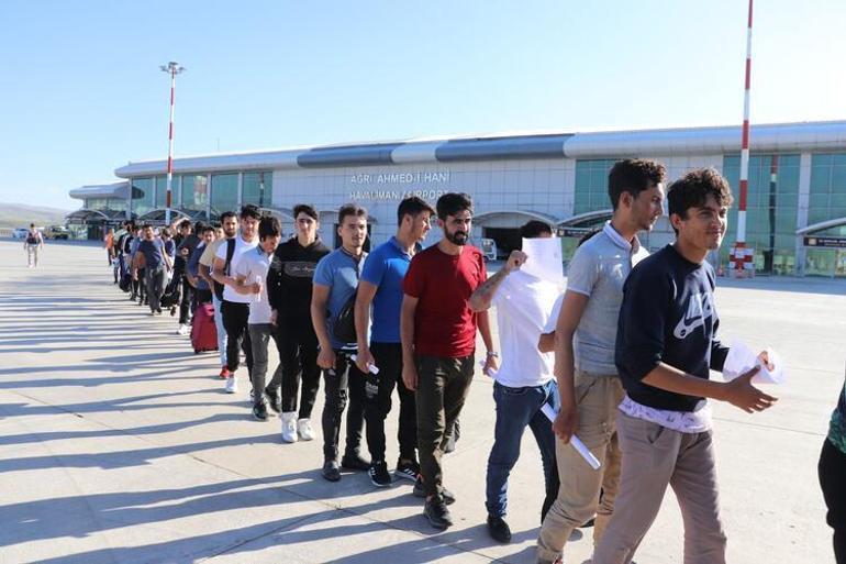 Ağrı’dan 3 uçak seferiyle 379 Afgan göçmen ülkelerine gönderildi
